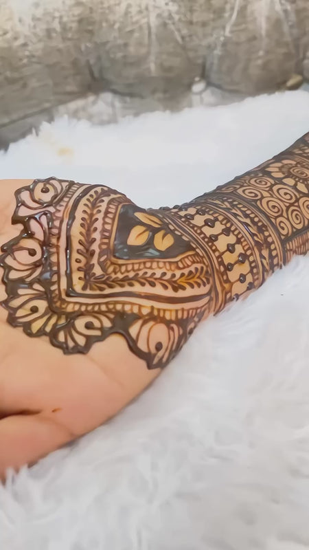 Henna Service & cone available…..🍃🙌🏻